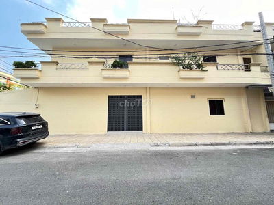 Nhà gốc 2 MT khu Tên Lửa sát đường 1 4x20,1 lầu