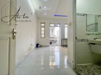 Phòng ban công giá rẻ gần chợ Hiệp Thành, CVPM,...