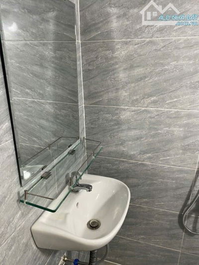 Định cư gấp bán căn nhà đường Trần Hưng Đạo Quận 1 như hình, chỉ 2.250 tỷ. Sổ hồng riêng.