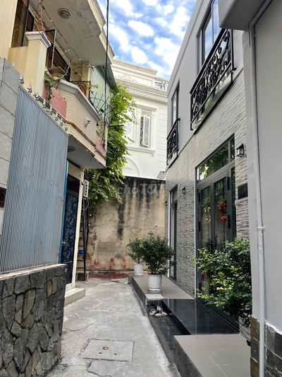 Cho thuê lầu 1, có cầu thang riêng, gần chợ Bà Chiểu