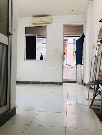 PHÒNG Q10 có bếp WC cửa sổ ban công, giờ tự do