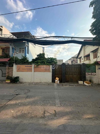 Nhà nát tiện xây mới mặt tiền đường 14m 30 lâm văn bền Q7