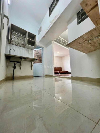 phòng gác cao có cửa sổ 40m2 trần quý cáp