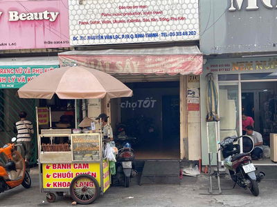 Vỉa hè kinh doanh đường Nguyễn Văn Lạc, P19