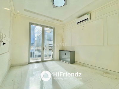 Cho thuê phòng có ban công rộng gần Chợ Phạm Thế Hiển, gần Cầu chữ Y.