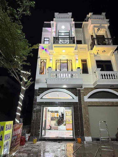 bán nhà 1 trệt 2 lầu. hoàn công đầy đủ. Tp Dĩ An