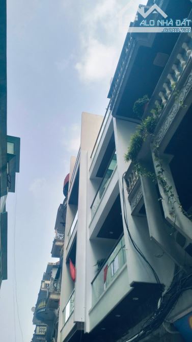 Chuyển nhượng gấp nhà 96m2 5 Tầng Thang máy, Gara, đường ô tô tránh tại phố Vũ Đức Thận