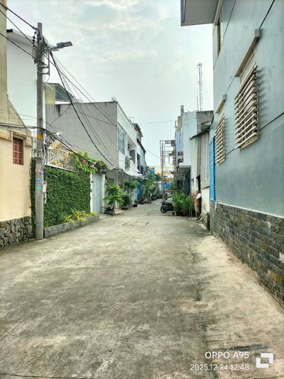 Nhà 2 lầu 4pn.. hẻm xe hơi bán chỉ 2 tỷ 350 .. Đồng sở hữu 3 căn