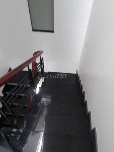 Phòng trống, có cửa sổ ,gần BV175, sân bay công viên, giáp BT PN