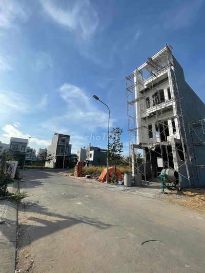 BÁN NHÀ 2LẦU 1TRỆT SỔ RIÊNG HOÀN CÔNG GIÁ RẺ GẦN CHỢ BỬU LONG.