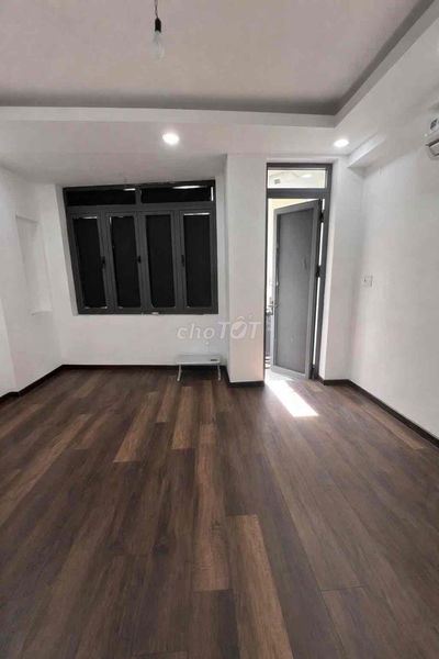 thuê căn hộ sàn gỗ tách bếp riêng