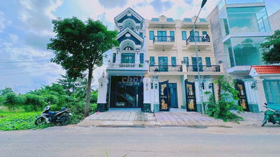 Nhà mặt tiền 90 m2 ,5phong ngủ,4 vệ sinh đường số 1 cần giuộc Long an