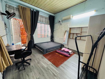 Phòng ban công 40m2, lầu1, bếp  ngăn riêng,hẻm 7m phạm văn hai p5 tbin