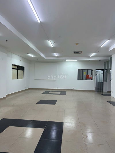 Mặt bằng làm văn phòng, shop, kho, buôn bán.... xe ra vào thuận tiện