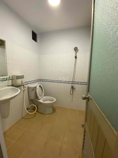 Cao Ốc B Ngô gia tự ( 72m2 , thang máy,lầu 1 , 2pn 2wc, sổ hồng)