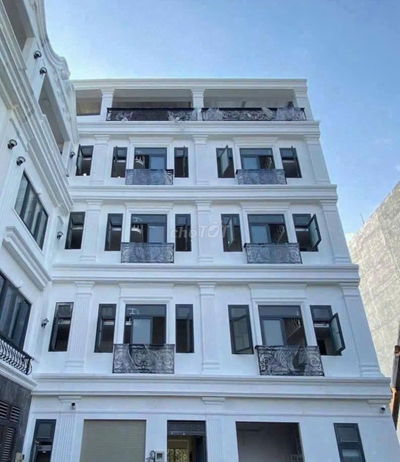 Cần bán tòa nhà sẵn 37phòng DT đất 220m2( DTSD 700m2) giá 20ti8 TL