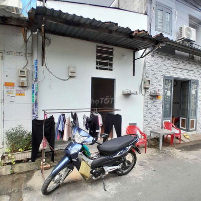 Nhà riêng, mặt đường nhỏ, điện nước sạch riêng giá nhà nước .