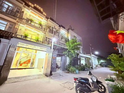 Nhà đẹp hẻm xe tải, giá rẻ bất ngờ