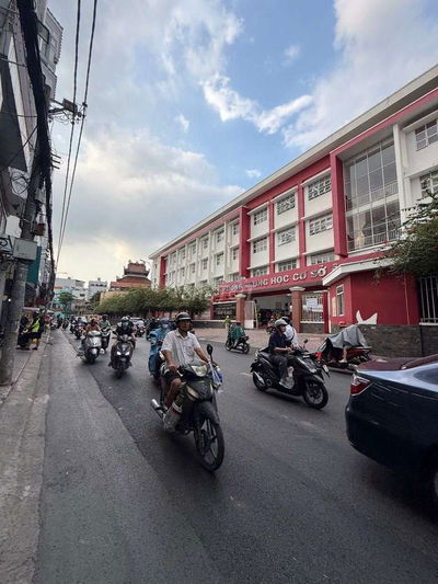 BÁN NHÀ LÔ GÓC 2tầng, TT TÂN BÌNH, GẦN LÊ VĂN SỸ, Ô tô ĐỖ CỬA, 2ti350