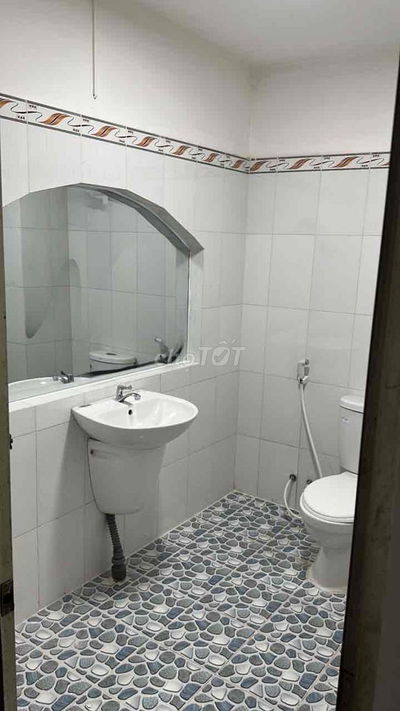 cho thuê 5 phòng còn trống có tolet mặt tiền đường hậu giang q6