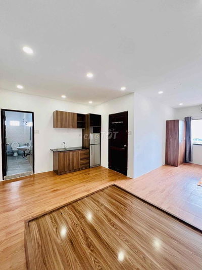 Căn hộ sudio ban công, cửa sổ lớn full nội thất gần chợ hoà bình