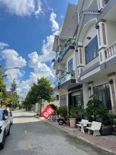 Đất Nằm Ngay Góc Đường, Vị Trí Đẹp, Khu Dân Cư Hạ Tầng Đầy Đủ