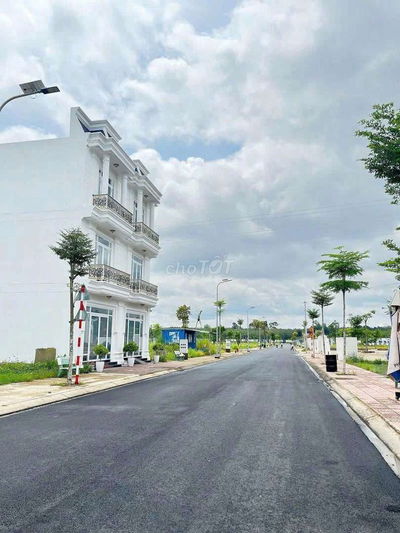 Em còn lô *** vị trí nằm ngay trung tâm rất thích hợp để đầu tư