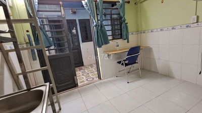 Cho thuê phòng máy lạnh, có gác, giờ tự do, gần đường Phạm Văn Đồng