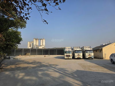 Cho thuê dãy văn phòng 400m2, 800m2 nhà kho cao 5,5m, 6000m2 kho bãi phục vụ vận tải logistics