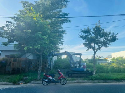 Phạm Đình Bân Đối diện công viên sát ngã tư