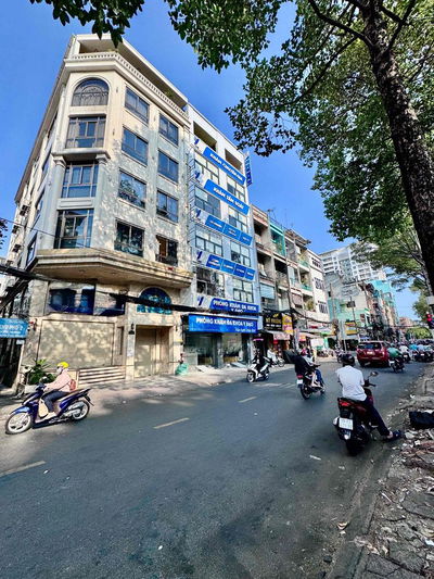 Toà nhà Q10 mới đẹp, đã trang bị đầy đủ cho Spa, PK sãn vào KD