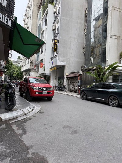 TÔI cần bán nhà phân lô Lạc Trung 5T ôTô tránh vỉa hè thang máy Lô Góc