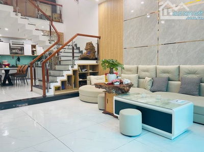 BÁN NHÀ MT CẨM BẮC  5-130M2 NHÀ CÓ SÂN ĐỂ Ô TÔ MỚI ĐẸP 8 X TỶ