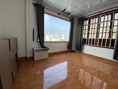 Phòng Trọ 2 Không Gian Ngủ, Cửa Sổ Kính, Rộng Rãi. Giá Rẻ.