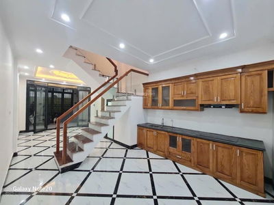 Chính chủ bán nhà 5 tầng dt 48m ôtô đỗ cửa gần trường gần chợ gần bến xe nước ngầm bến xe giáp bát