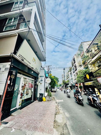 Bán gấp mặt tiền Bùi Văn Thêm, 4 tầng mới đẹp ở ngay.