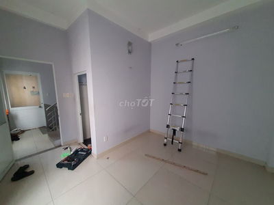 PHÒNG CỬA SỔ LỚN, MÁY LẠNH, TỦ LẠNH MINI, WC RIÊNG (NỮ THUÊ)