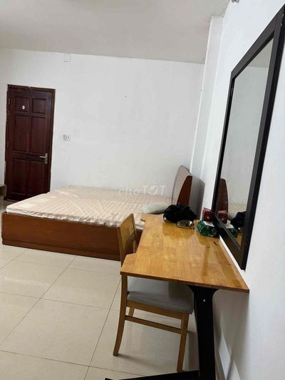 Cho thuê phòng rộng rãi, thoáng mát, giá sinh viên, nhà mặt tiền đẹp.