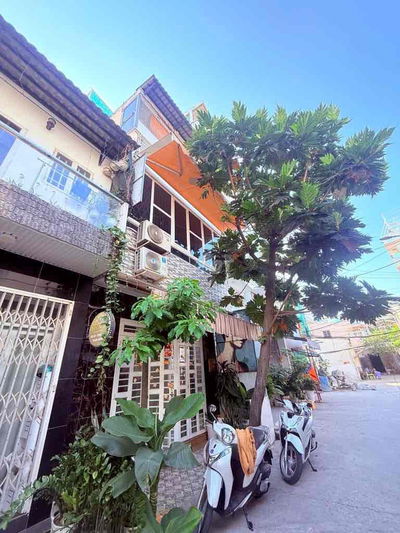 NHÀ HIẾM HẺM XE HƠI LẠC LONG QUÂN