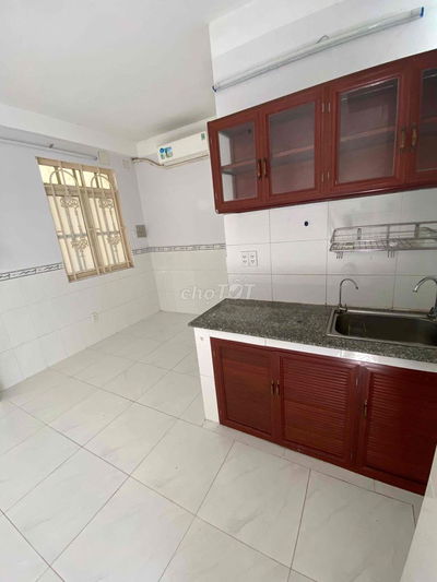 phòng lớn 35m2 tầng 1