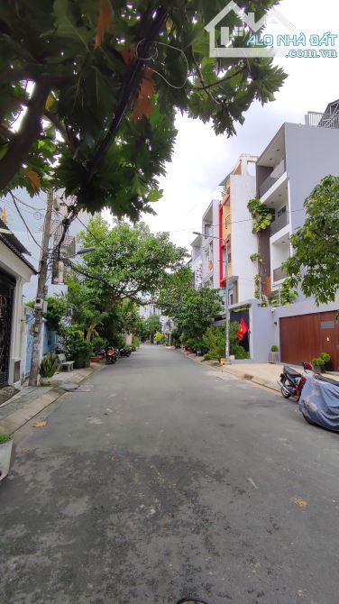 Hẻm Nguyễn Cửu Đàm - Tân Sơn Nhì, 8x30m, cấp 4, giá 28 tỷ TL.