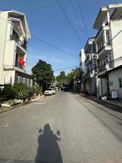 Nhà 2 căn 2 mặt đường 12m, gần chợ Bà Điểm, sổ hồng (ko trung gian)