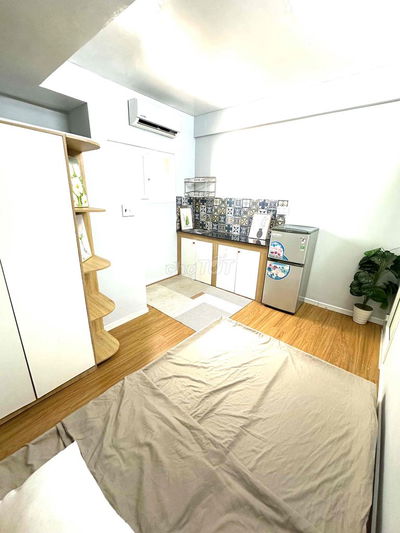 Phòng studio, có cửa sổ nhỏ thông thoáng