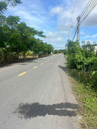 THANH LÝ 300 M2 ĐẤT THỔ CƯ ĐƯỜNG XE HƠI 10X30 XÃ TÂN CHÁNH. CẦN ĐƯỚC.