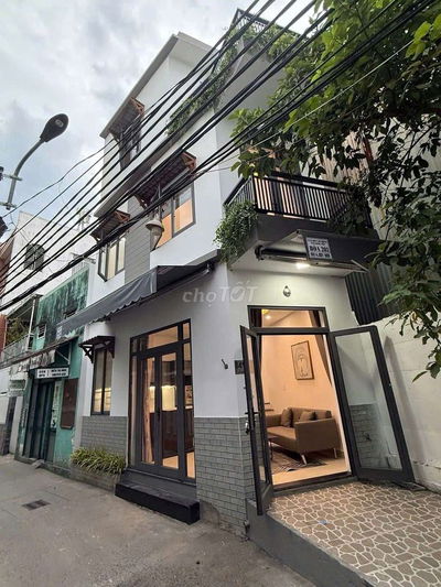 Siêu phẩm nhà 3 tầng thiết kế hiện đại  ôtô trước cửa Trung tâm Đà N