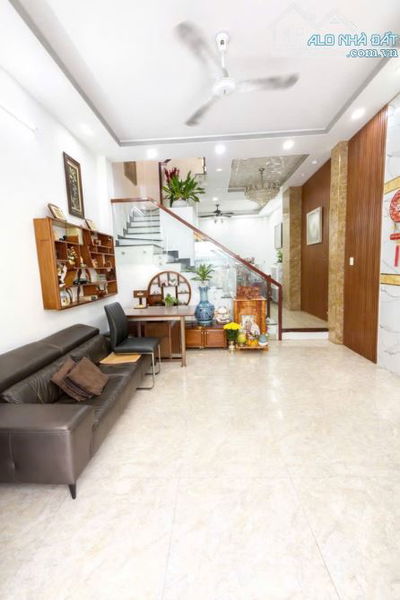 NHÀ ĐẸP 3 TẦNG – MẶT TIỀN HẺM XE HƠI THÔNG – LÂM VĂN BÊN – NỞ HẬU – GIÁ 8.950 TỶ