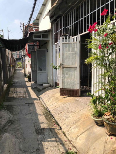 Cho thue phòng trọ ngay chợ bình triệu