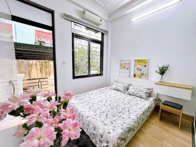 Bán gấp nhà Nguyễn Chánh, 5 tầng, 9 ngủ , cho thuê 45tr/tháng. Gần oto