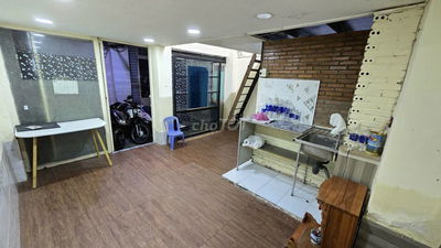 Cho thuê tầng trệt CC vừa ở vừa KD (Trệt + Lửng) CC Ng.Thái Bình Q1.