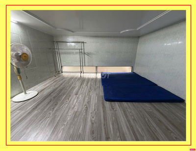 Phòng Đặng Thuỳ Trâm, tầng trệt, WC riêng, có ít nội thất